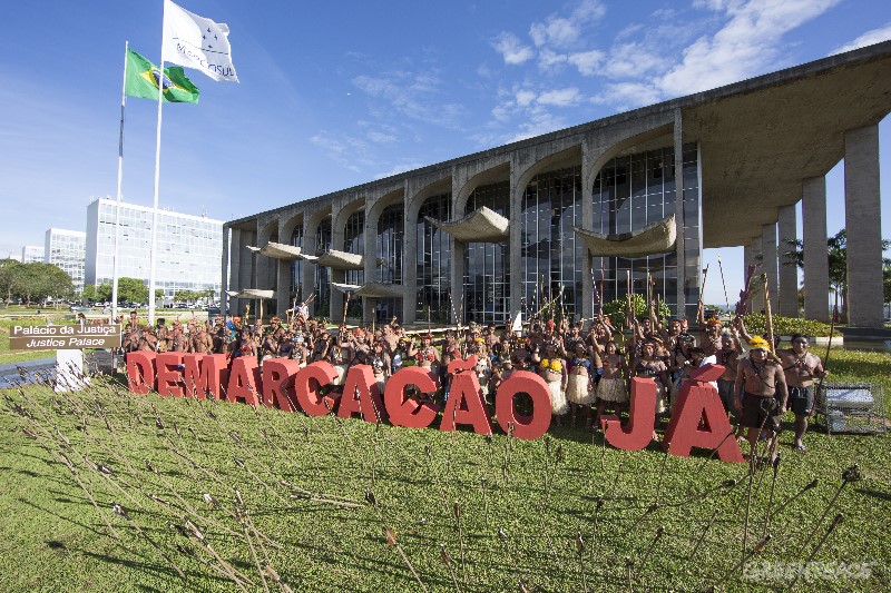 Munduruku protest in front of Ministry of Justice in Brasilia