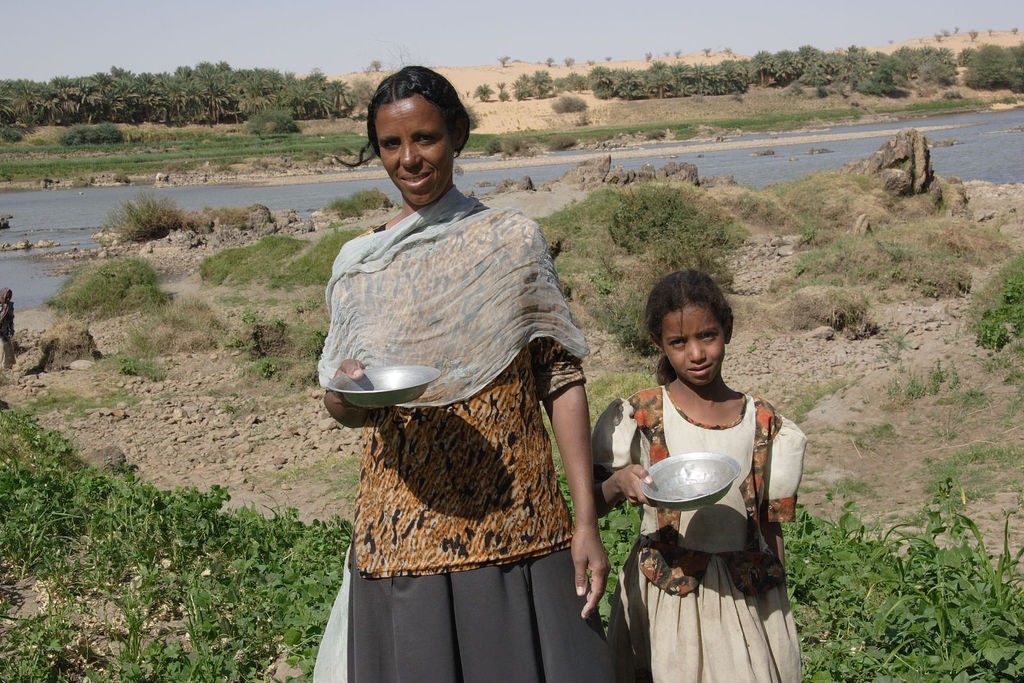 Mansuri women washing Nile gold, from Merowe Dam relocation area