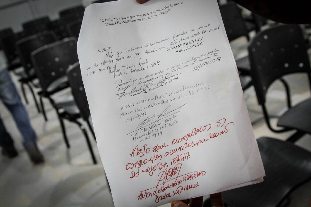 Letter of Munduruku demands signed by government authorities and representatives of dam consortiums
