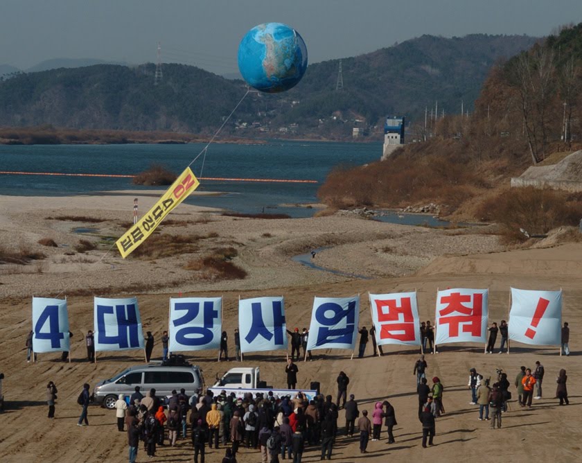 Activists protest the 4-Rivers Project at the South Han River