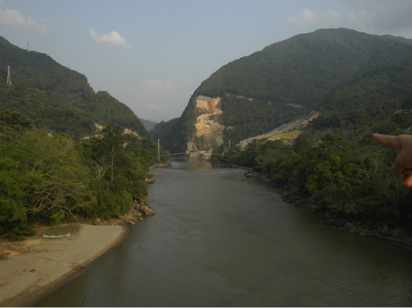 Puente de la Paz, v&iacute;a Bucaramanga a Barrancabermeja. Un antes -2008- y un Despu&eacute;s -mayo de 2010-. En el pa&iacute;saje ya se v&eacute; la intervenci&oacute;n por la construcci&oacute;n de la represa.