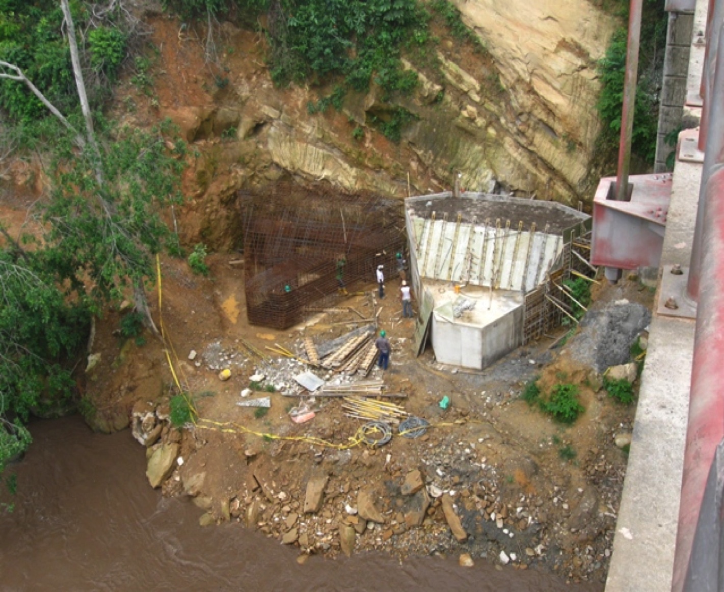 Puente de la paz. Obras a orilla del r&iacute;o.